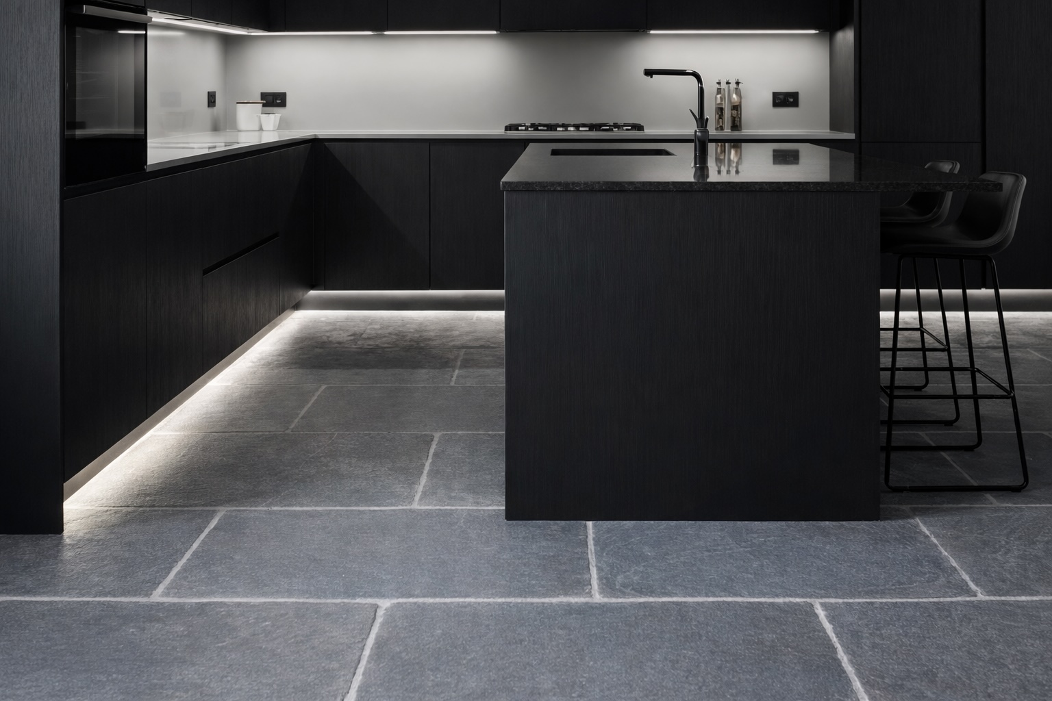 Kamenná dlažba z vápence v interiéru